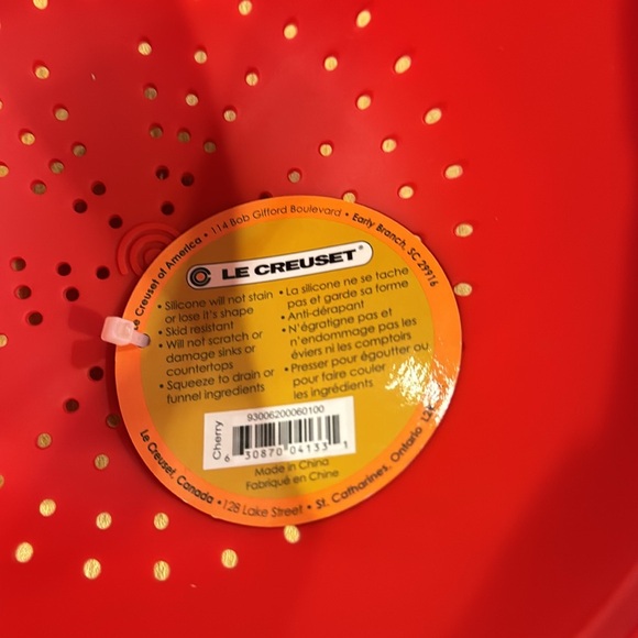 NWT Le Creuset Silicone Berry Colanders(2)- Cherry Red. 1 Quart capacity. - Picture 2 of 4
